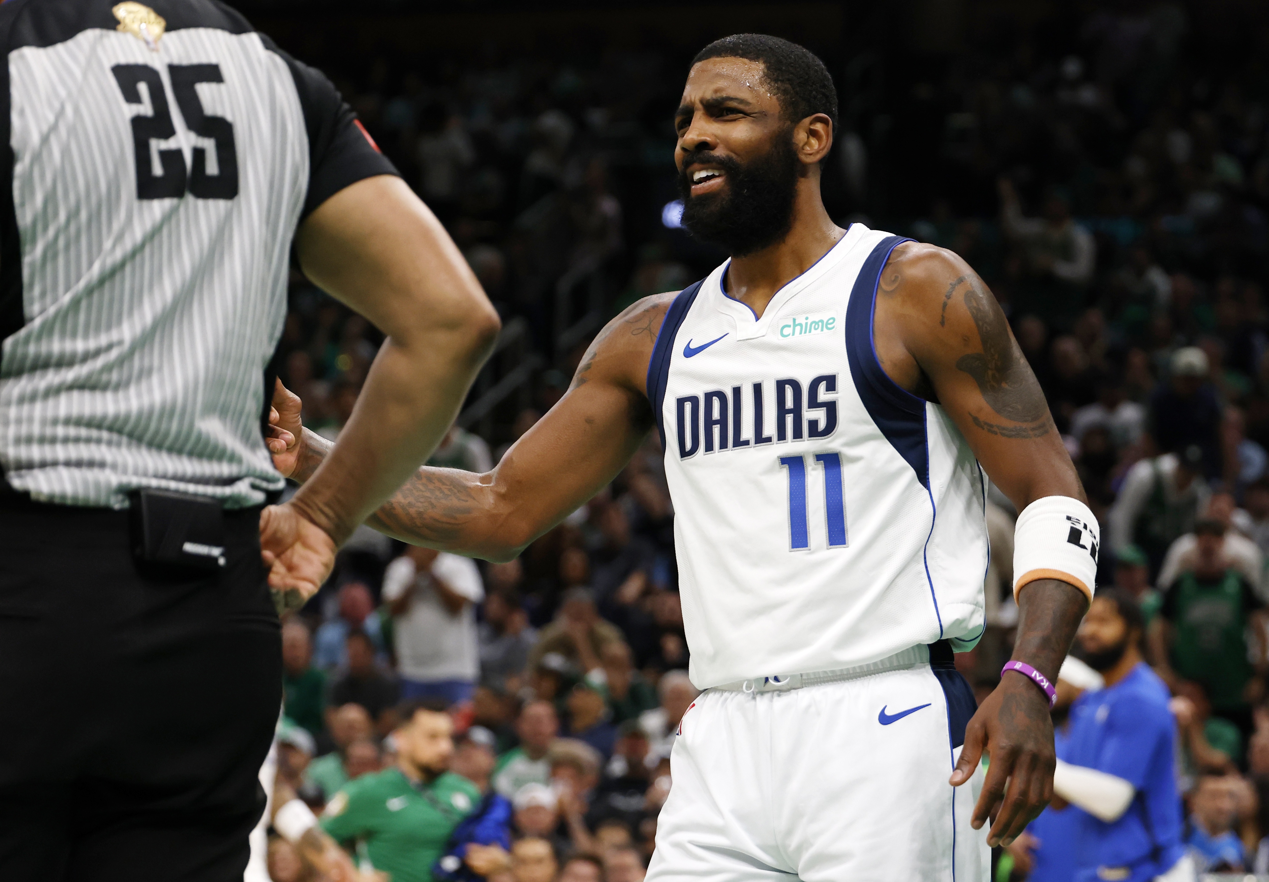 AYX爱游戏中国布鲁克林篮网迎NBA季后赛关键赛；转会期豪取连胜；话题不断；更衣室氛围转暖的简单介绍